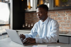 Une personne cherchant une agence SEO pour faire une backlink auprès de la presse ivoirienne